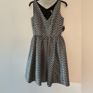 Halogen sleeveless Chevron Patterned dress size 2 black and white.